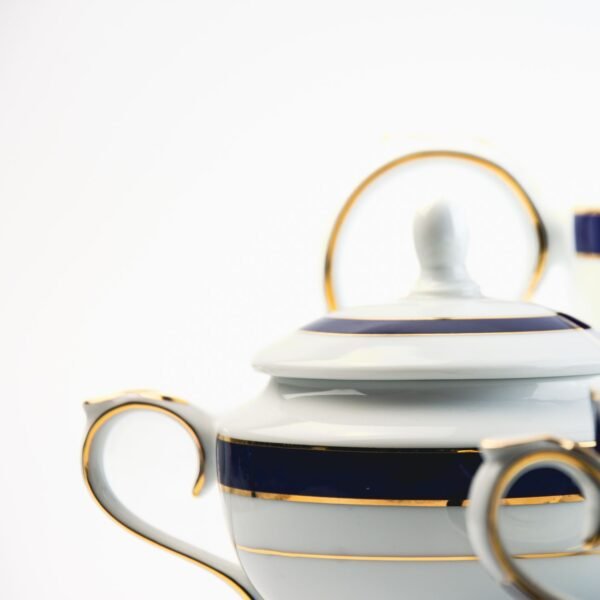 Juego de té de porcelana blanca con filo de oro y azul cobalto (27 piezas) Royal Blue, 12 tazas de té, 12 platillos para tazas, 1 tetera, 1 lechera, 1 azucarero
