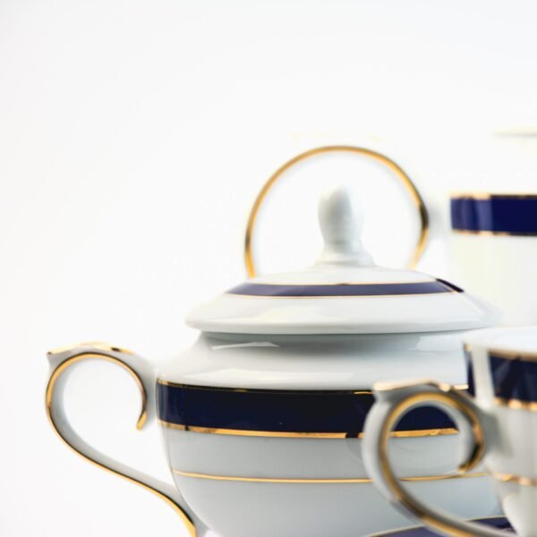 Juego de té de porcelana blanca con filo de oro y azul cobalto (27 piezas) Royal Blue, 12 tazas de té, 12 platillos para tazas, 1 tetera, 1 lechera, 1 azucarero