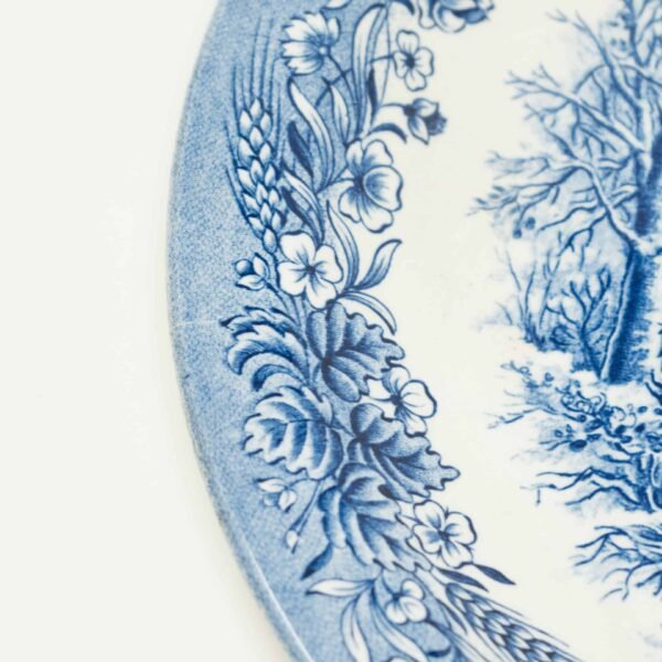 5_CHURHCILL_AZUL_PLATO-PRESENTACION.jpg Plato de Presentación Fuente Redonda Churchill – 32 cm – Estilo Inglés con Paisajes Azules, Apto Lavavajillas