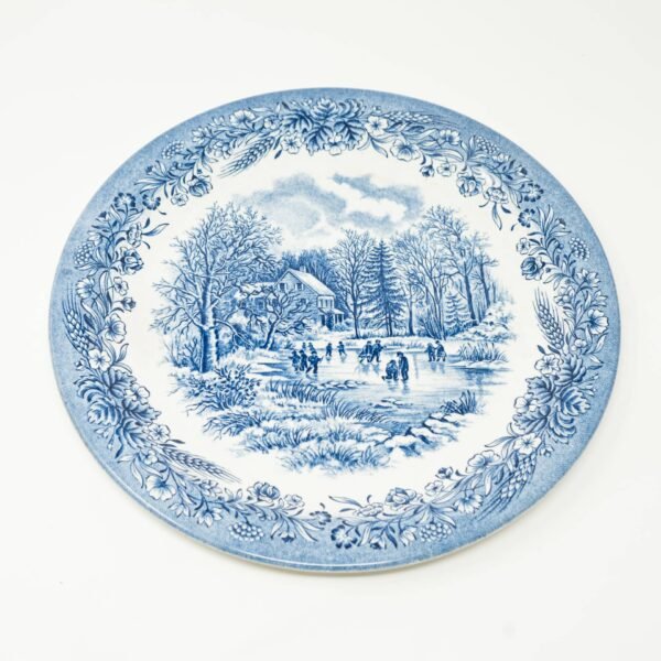 7_CHURHCILL_AZUL_PLATO-PRESENTACION.jpg Plato de Presentación Fuente Redonda Churchill – 32 cm – Estilo Inglés con Paisajes Azules, Apto Lavavajillas