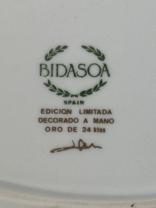 Vajilla Irina Bidasoa (56 piezas) en Porcelana Blanca con Relieve Floral y bordes Dorados