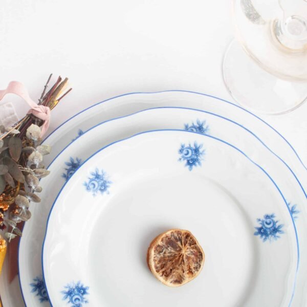 Juego de platos de porcelana blanca (16 piezas) Lubeck Blue, 8 platos llanos, 4 platos hondos, 4 platos de postre