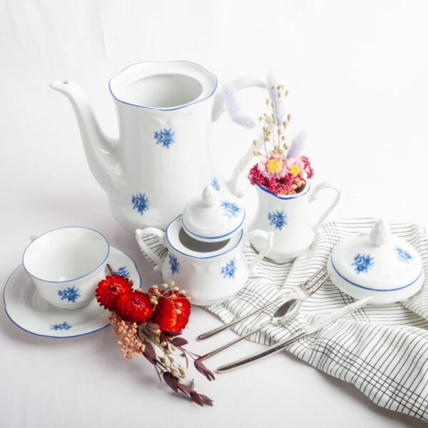 Juego Café o Té de porcelana blanca (27 piezas) Lubeck Blue12 tazas,12 platos, azucarero, cremera y cafetera