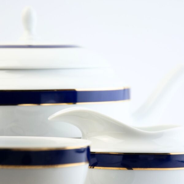 Juego de té de porcelana blanca con filo de oro y azul cobalto (27 piezas) Royal Blue, 12 tazas de té, 12 platillos para tazas, 1 tetera, 1 lechera, 1 azucarero