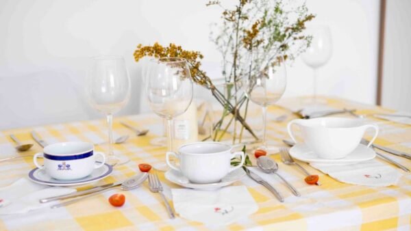 Juego de boles (24 piezas) consomé de porcelana blanca  Lubeck, 12 boles consomé con asas (35 cl), 12 platillos para tazas, con filo de oro