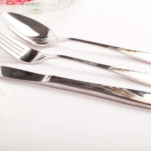 cuberterianapoles2000-17.jpg Juego de cubiertos en acero inoxidable 18/10 pulidos y bañados en oro (18 piezas) Nápoles, 6 cucharas, 6 tenedores, 6 cuchillos