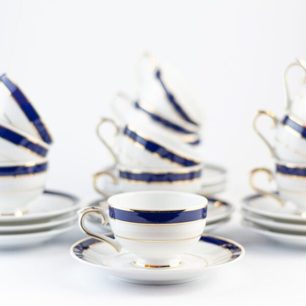 dsc_2104-scaled-1.jpg Juego de café de porcelana blanca con filo de oro y azul cobalto (27 piezas) Royal Blue, 12 tazas de café, 12 platillos para tazas, 1 azucarero, 1 cafetera, 1 cremera, diseño clásico