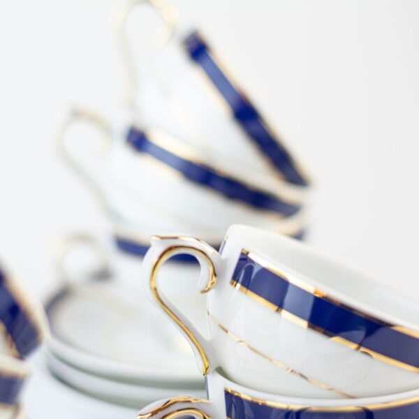 dsc_2109-scaled-1.jpg Juego de café de porcelana blanca con filo de oro y azul cobalto (27 piezas) Royal Blue, 12 tazas de café, 12 platillos para tazas, 1 azucarero, 1 cafetera, 1 cremera, diseño clásico
