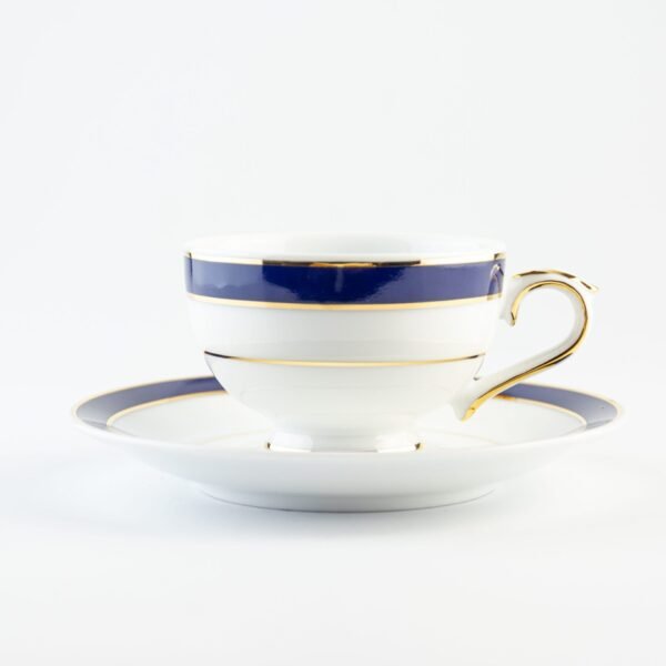 dsc_2123-scaled-1.jpg Juego de café de porcelana blanca con filo de oro y azul cobalto (27 piezas) Royal Blue, 12 tazas de café, 12 platillos para tazas, 1 azucarero, 1 cafetera, 1 cremera, diseño clásico