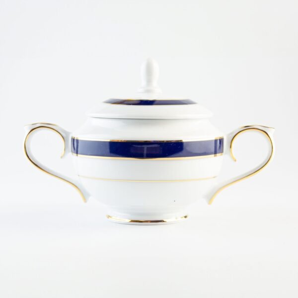 dsc_2125-scaled-1.jpg Juego de café de porcelana blanca con filo de oro y azul cobalto (27 piezas) Royal Blue, 12 tazas de café, 12 platillos para tazas, 1 azucarero, 1 cafetera, 1 cremera, diseño clásico