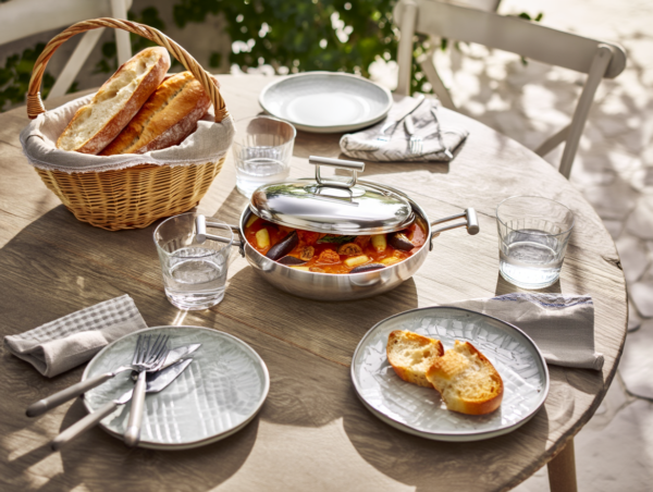 edd08629-7d80-47d8-bf14-7ff1e205fa20.png Paellera Nápoles 28 cm con Tapa – Interior Cerámico Antiadherente | Acero Inoxidable Apto para Inducción y Lavavajillas | Alta Resistencia y Fondo Termodifusor – CRC Classic Range of Cuisine