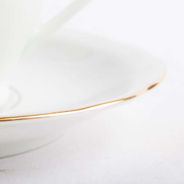 juegodecafesena-1000x1000-15.jpg Juego de café de porcelana blanca con filo de oro (27 piezas) Sena, 12 tazas de café, 12 platillos para tazas, 1 azucarero, 1 cafetera, 1 cremera, diseño clásico