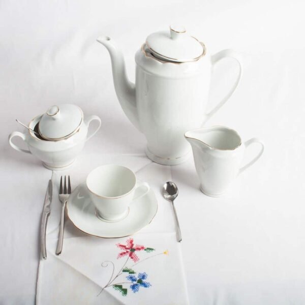 juegodecafesena-1000x1000-23.jpg Juego de café de porcelana blanca con filo de oro (27 piezas) Sena, 12 tazas de café, 12 platillos para tazas, 1 azucarero, 1 cafetera, 1 cremera, diseño clásico