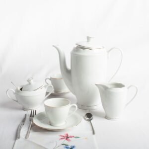 juegodecafesena-1000x1000-26.jpg Juego de café de porcelana blanca con filo de oro (27 piezas) Sena, 12 tazas de café, 12 platillos para tazas, 1 azucarero, 1 cafetera, 1 cremera, diseño clásico