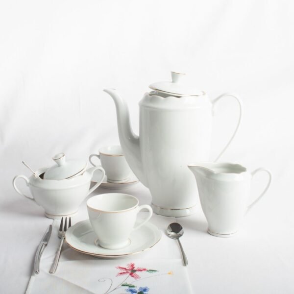 juegodecafesena-1000x1000-26.jpg Juego de café de porcelana blanca con filo de oro (27 piezas) Sena, 12 tazas de café, 12 platillos para tazas, 1 azucarero, 1 cafetera, 1 cremera, diseño clásico