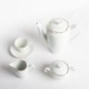 juegodecafesena-1000x1000-27.jpg Juego de café de porcelana blanca con filo de oro (27 piezas) Sena, 12 tazas de café, 12 platillos para tazas, 1 azucarero, 1 cafetera, 1 cremera, diseño clásico