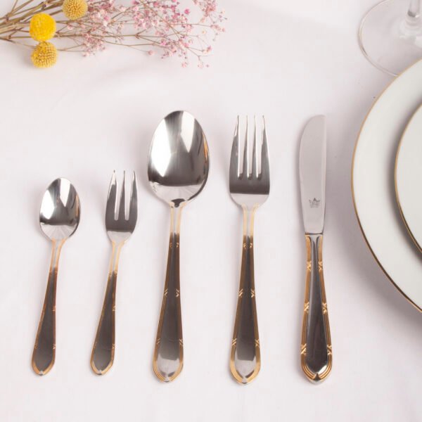 nurember1210_8.jpg Juego de cubiertos en acero inoxidable 18/10 pulidos y bañados en oro (30 piezas) Nuremberg, 6 cucharas, 6 tenedores, 6 cuchillos, 6 cucharas de postre, 6 tenedores de postre