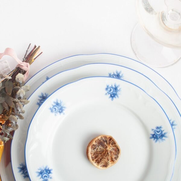 platoslubeckblue-1000x1000-36.jpg Juego de Platos de Porcelana Blanca (18 piezas) Lubeck blue, 6 Platos Llanos, 6 Platos Hondos, 6 Platos de Postre, Diseño Floral