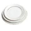 rhein-tres-platos-18-fondo-blanco.jpg Juego de vajilla de porcelana blanca con filo de oro (18 piezas) Rhein, 6 platos llanos, 6 platos hondos, 6 platos de postre