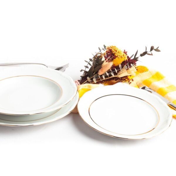 vajilla-rhein-b-36.jpg Juego de vajilla de porcelana blanca con filo de oro (18 piezas) Rhein, 6 platos llanos, 6 platos hondos, 6 platos de postre