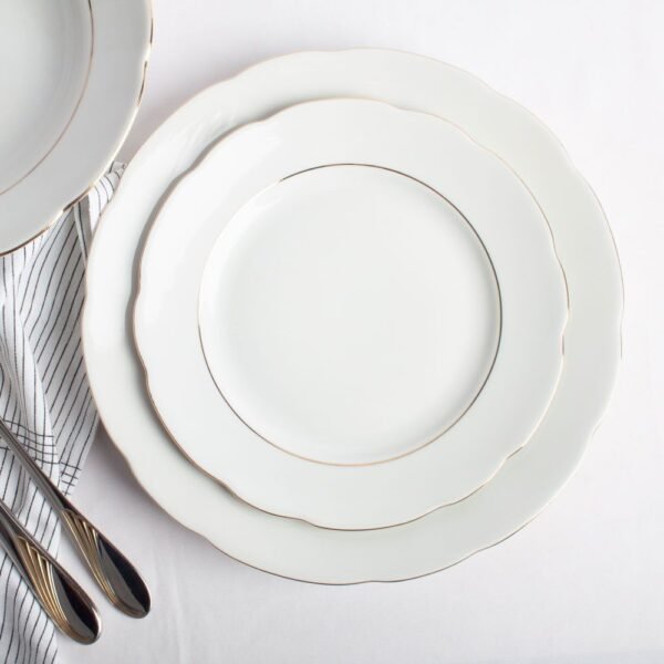 vajillasena-21.jpg Juego de platos de porcelana blanca con filo de oro (18 piezas) Sena, 6 platos hondo, 12 platos llanos (27 cm)