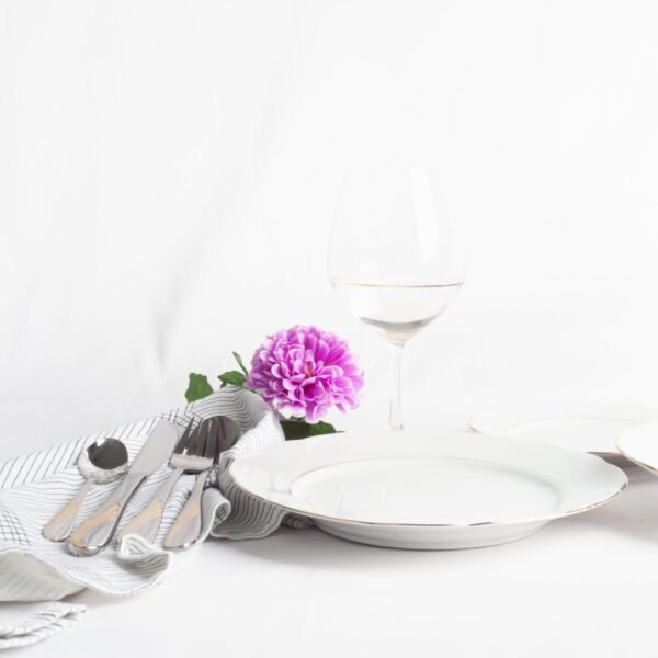 vajillasena-33-scaled-1.jpg Juego de platos de porcelana blanca con filo de oro (18 piezas) Sena, 6 platos hondo, 12 platos llanos (27 cm)